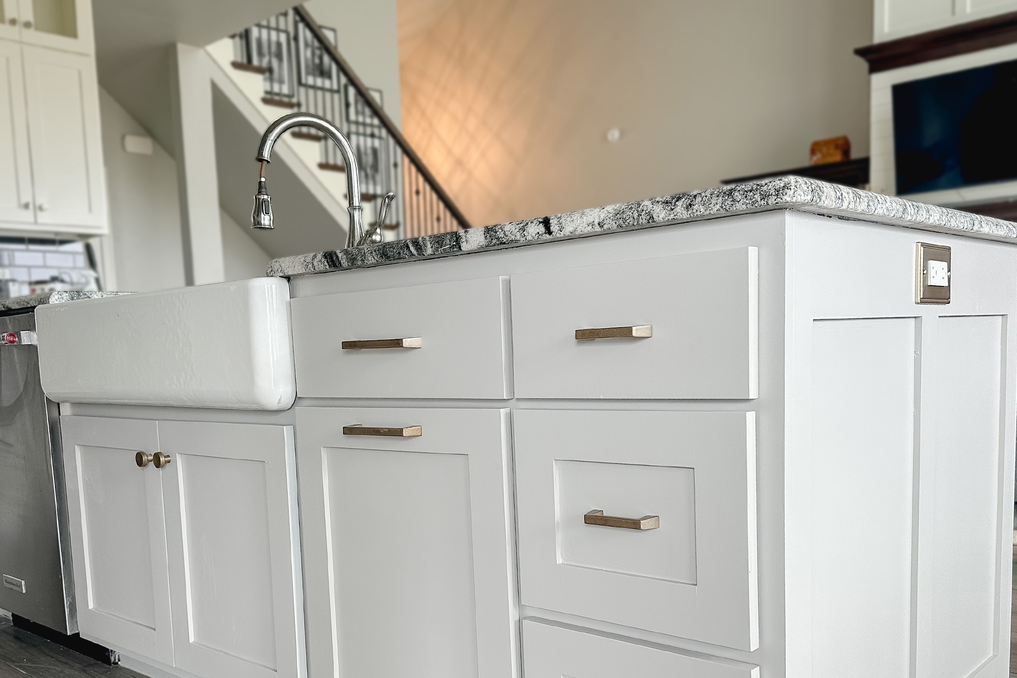 Gabinetes blancos con acabado profesional
