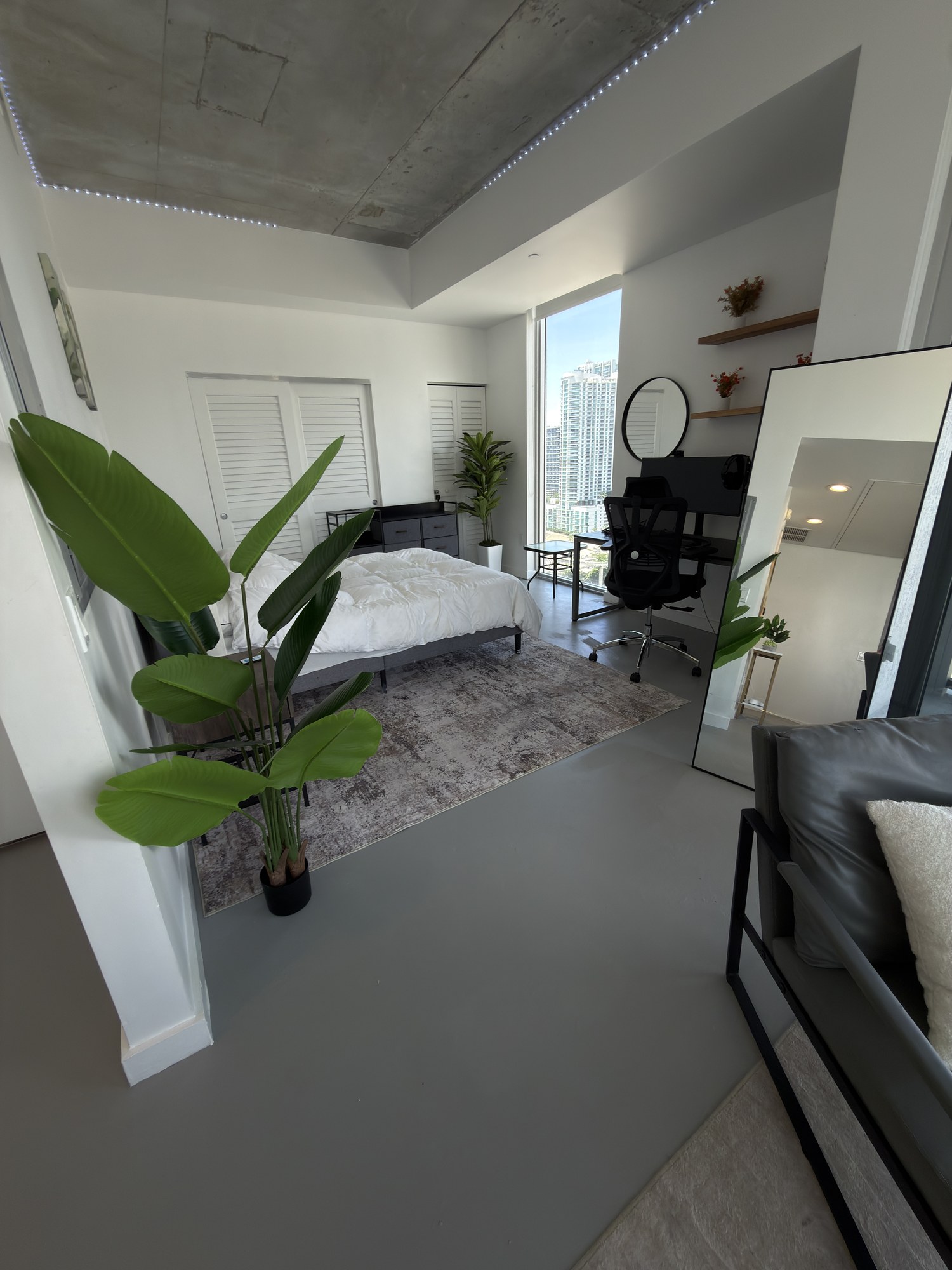 Remodelación de pisos — acabado gris moderno